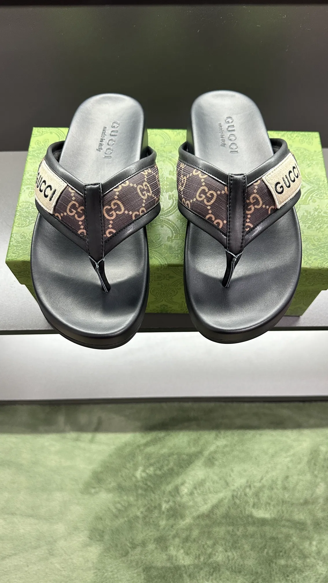 [G Family Couple Style] P: 300💰Female size 36~40 Men's size 39~45, (46. Custom-made Unisex GG slippers This slipper is made of GG polyester fiber and is decorated with a Gucci label on the front, adding a striking logo feel to the style. Beige GG recycled polyester fiber Unisex leather trim "Gucci Made in Italy" embroidered label Rubber sole Flat Made in Italy